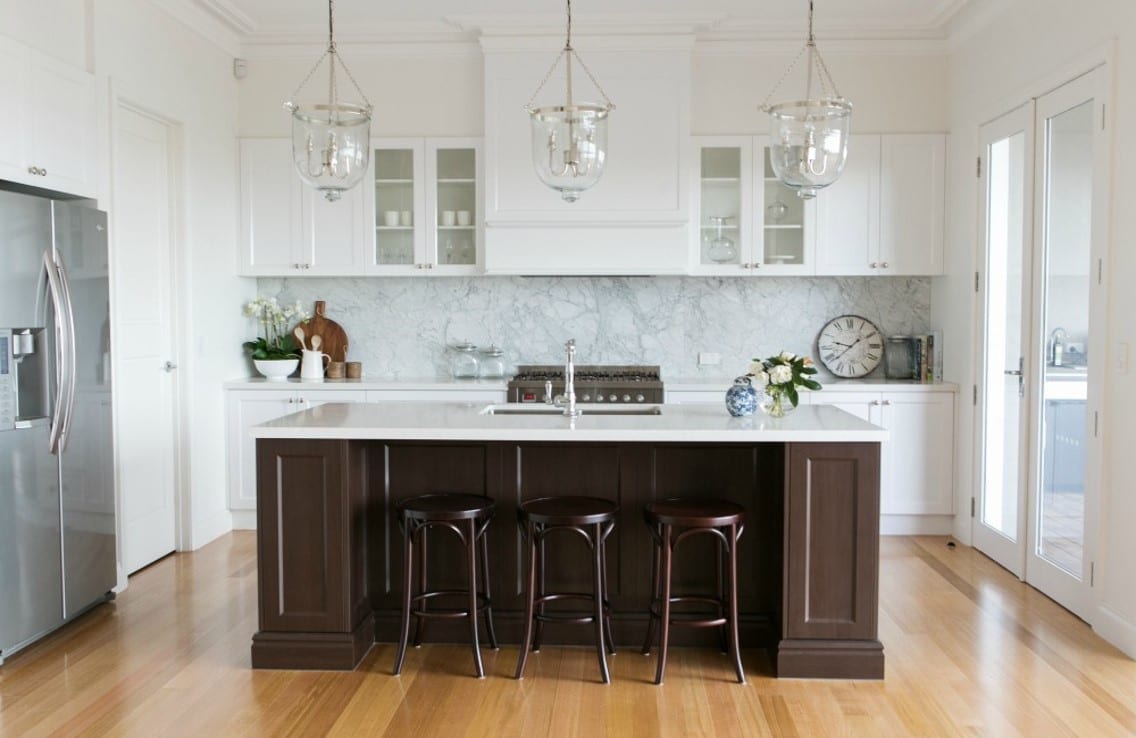 Hampton inspired kitchen with brown kitchen island