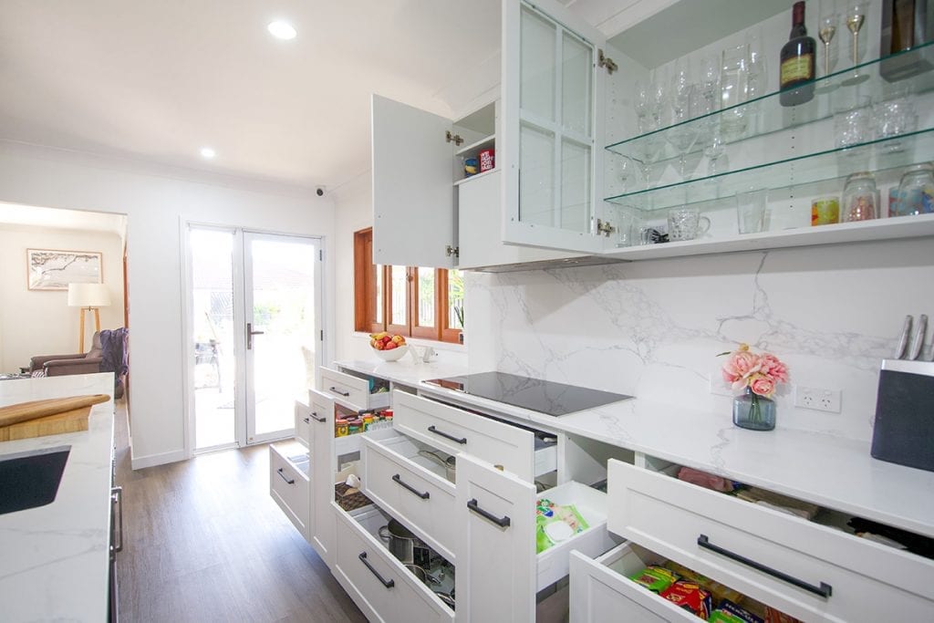 White marble bench with hotplate and white marble splashback