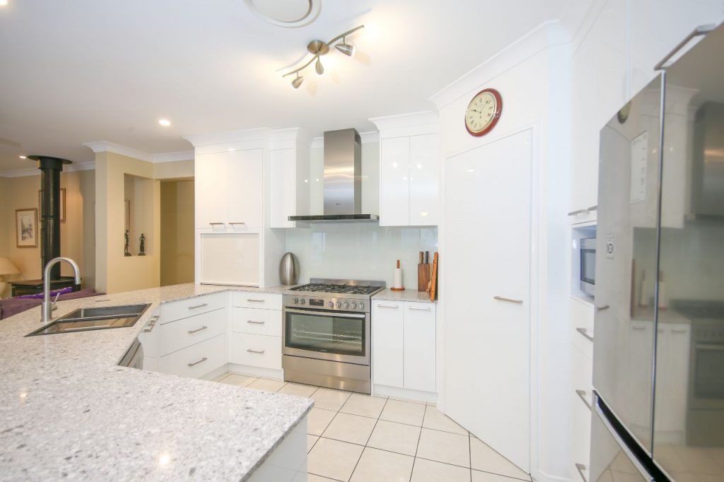 Kitchen Settings With White Cabinets and Bench Top