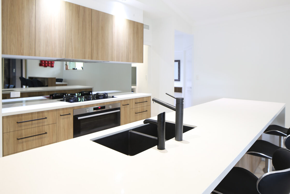 Mirror glass kitchen splashback