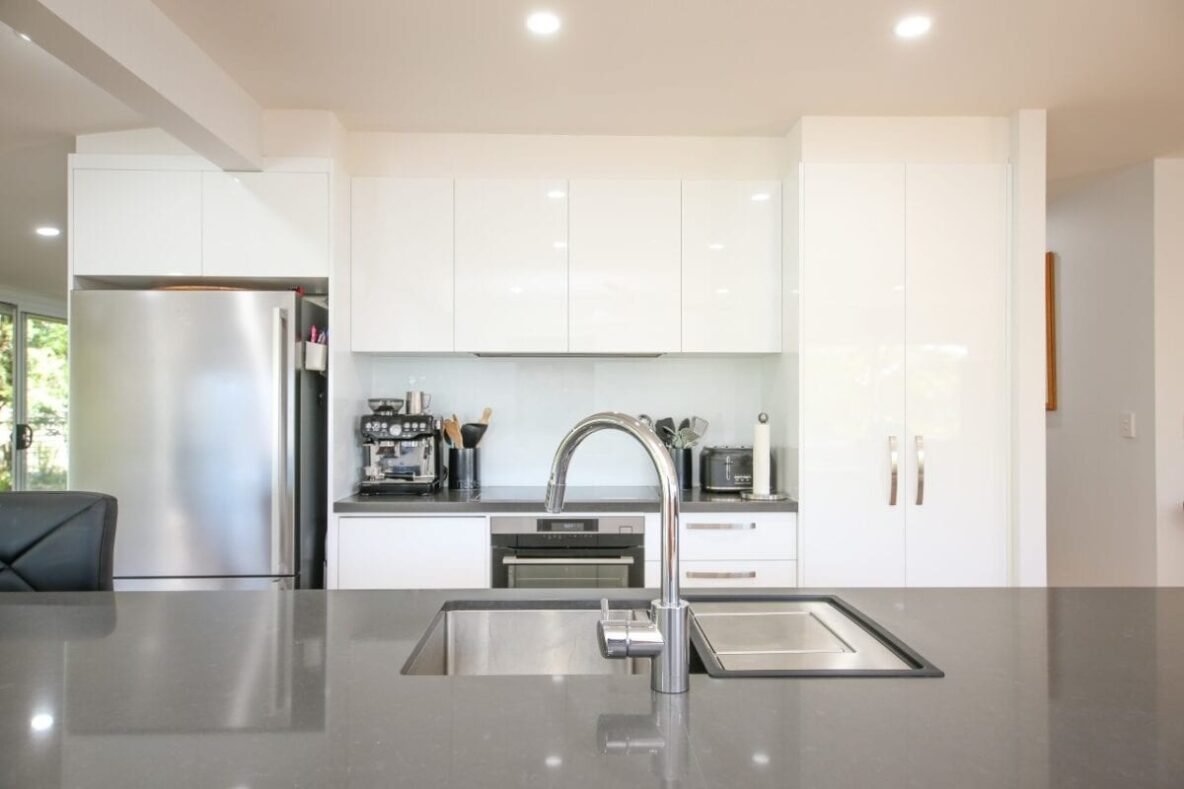 10 Must-Have Features of Modern Country Kitchens